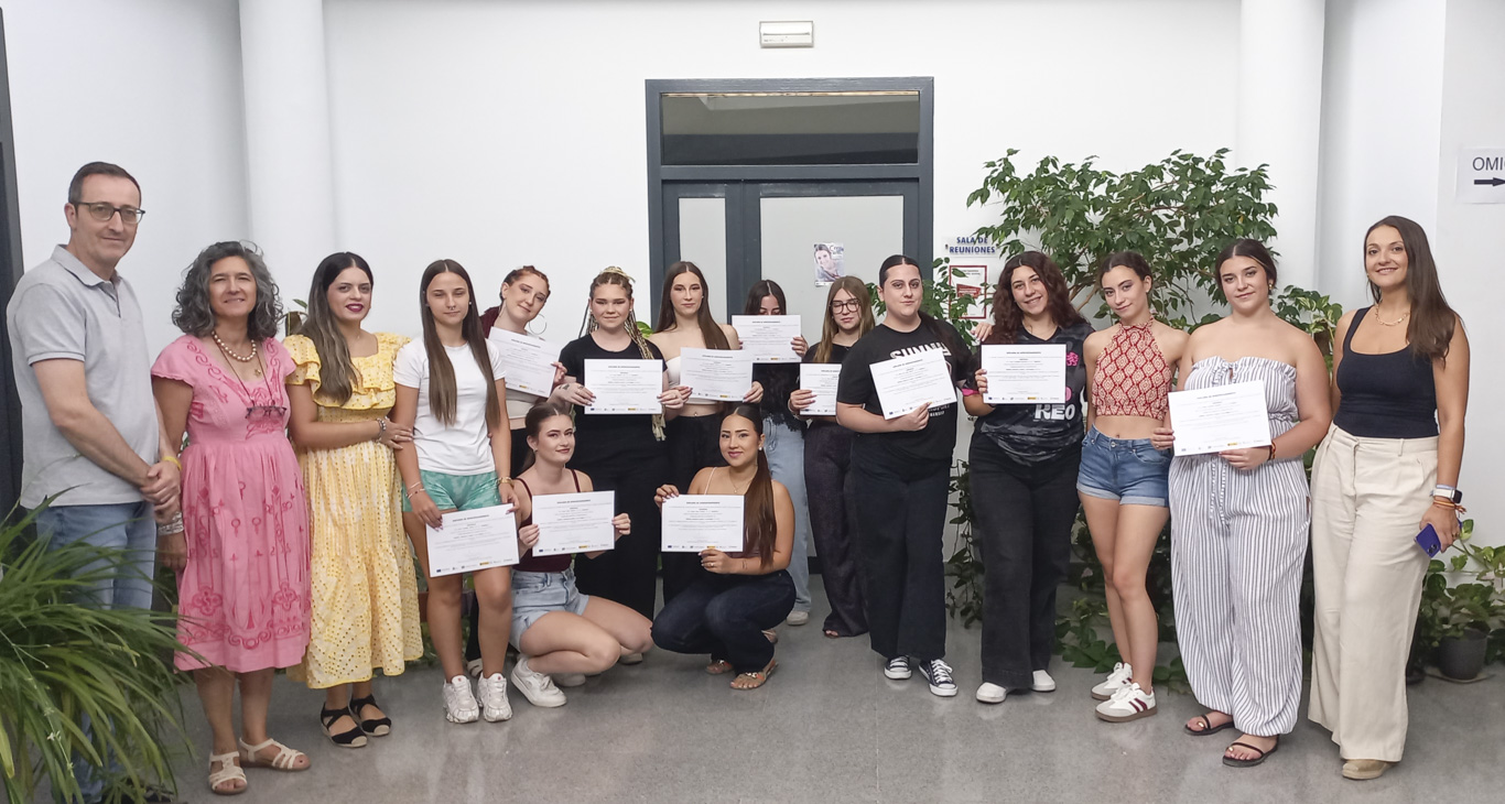 Once alumnas finalizan en el CLIPE el curso de Estética, Manicura y Asesor/a de Imagen impulsado por el Ayuntamiento y la Cámara de Comercio 1 Once alumnas finalizan en el CLIPE el curso de Estética, Manicura y Asesor/a de Imagen impulsado por el Ayuntamiento y la Cámara de Comercio