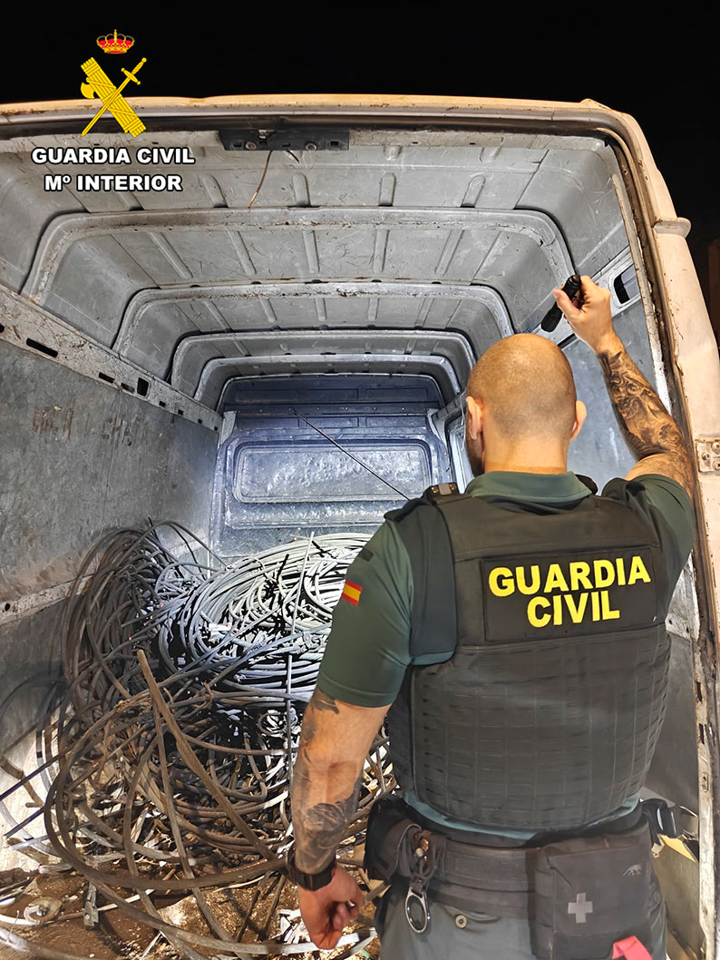 Cazado en la A-2 con una furgoneta repleta de cable de la catenaria robado en Baides