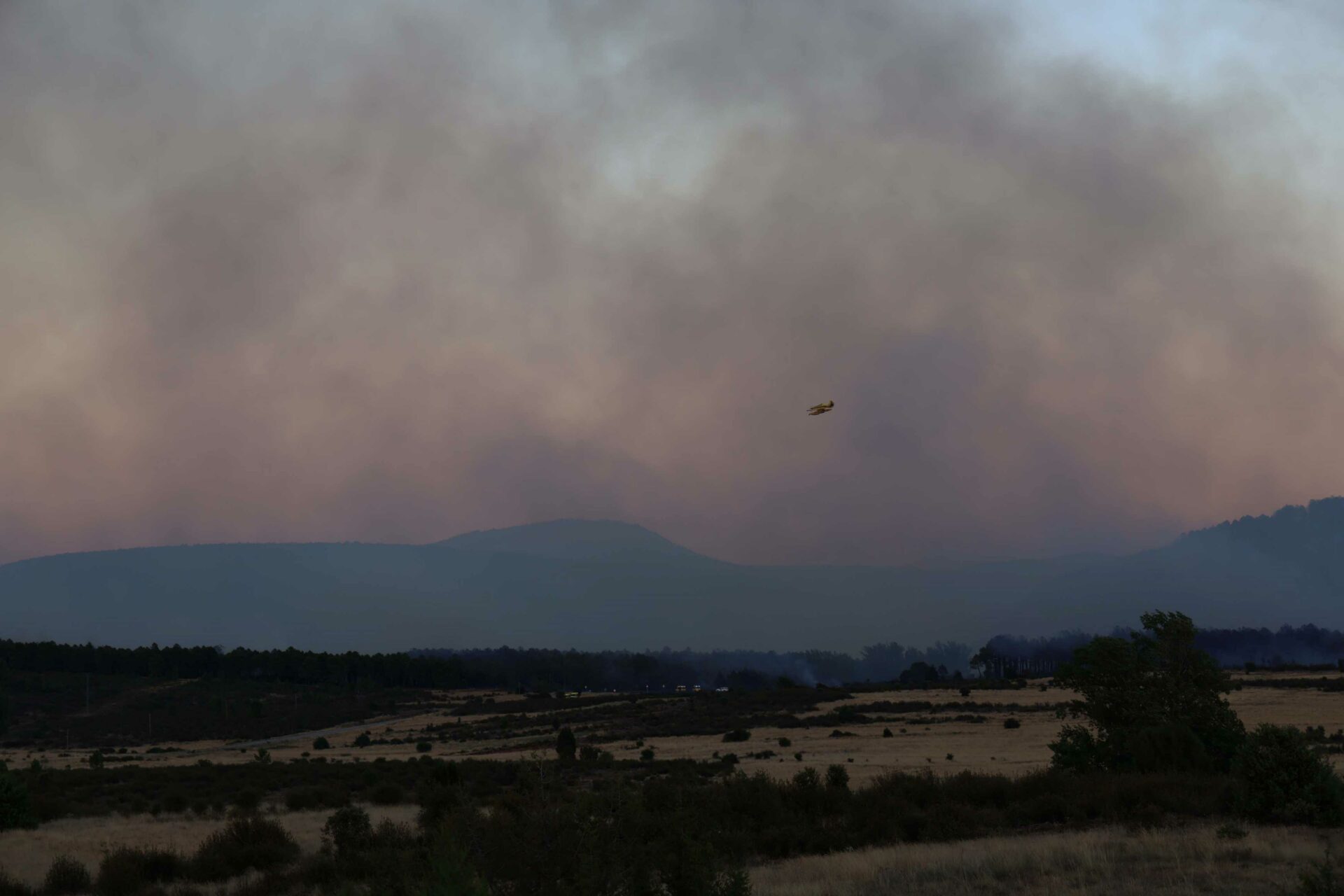 El incendio de La Mierla continúa activo mientras prosigue el amplio operativo de extinción