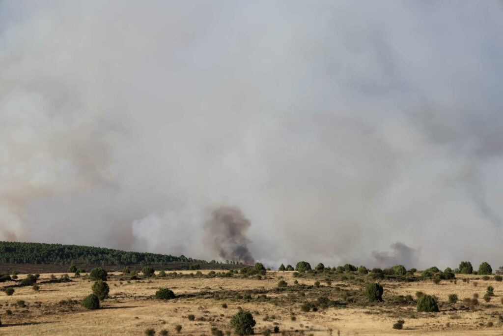 El incendio de La Mierla continúa activo mientras prosigue el amplio operativo de extinción 1 El incendio de La Mierla continúa activo mientras prosigue el amplio operativo de extinción