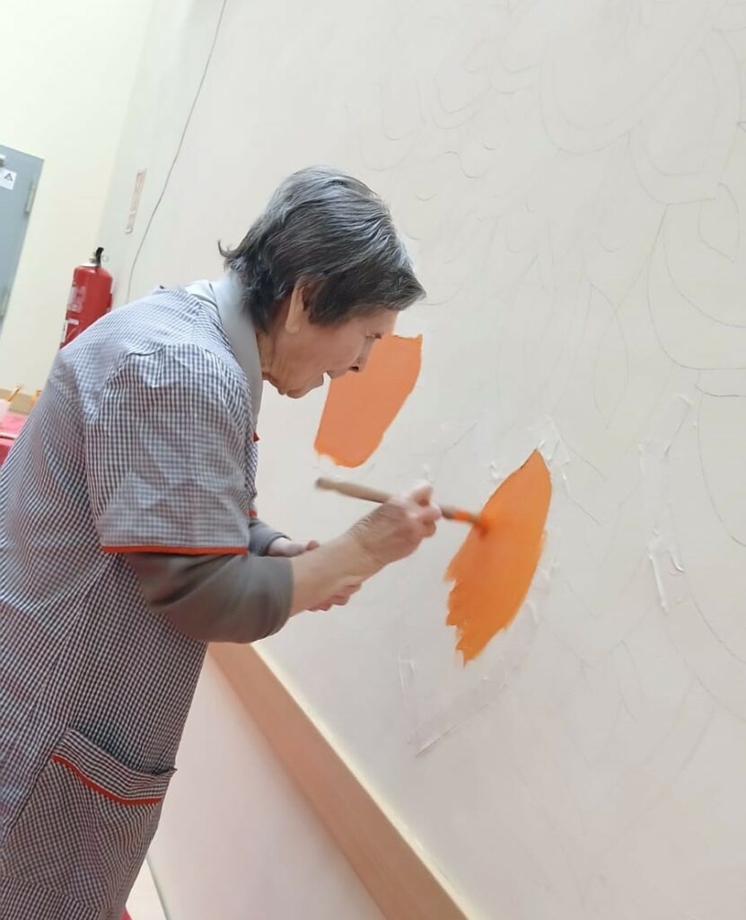 El Taller de Memoria del Centro de Mayores de Villacañas culmina el curso con una gran mandala colectiva 9 tallermemoriavillacanas 3