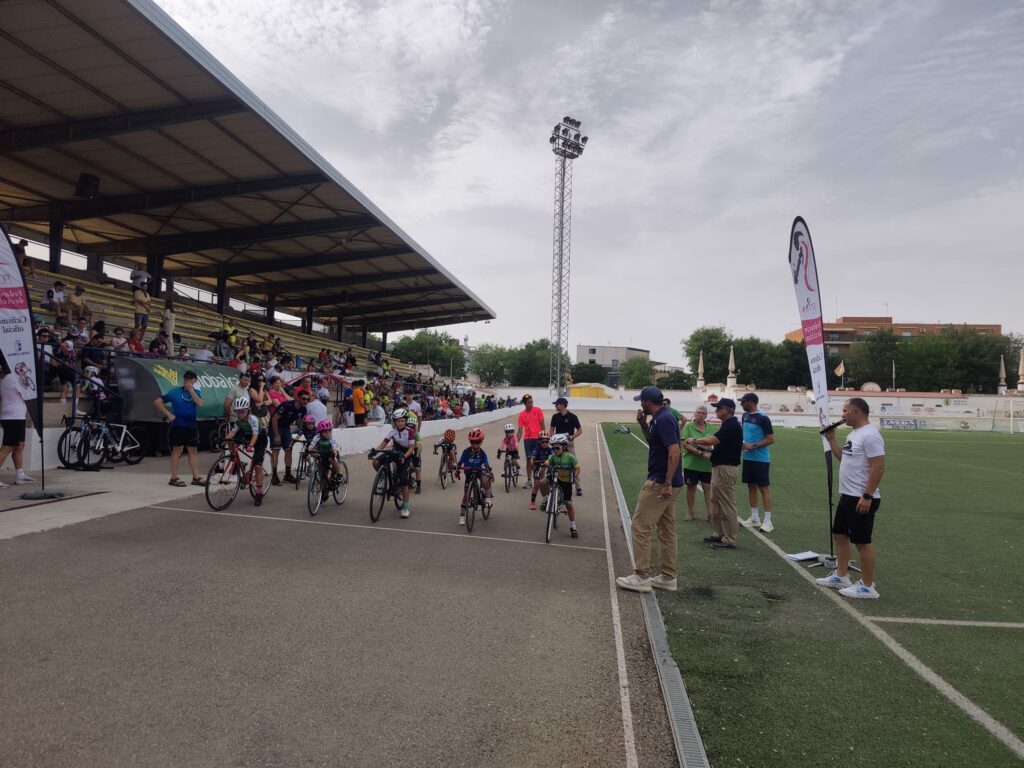 Emoción sobre la pista de ciclismo de Tomelloso en el Trofeo Fco. Javier Cerezo 2 trofeocerezo