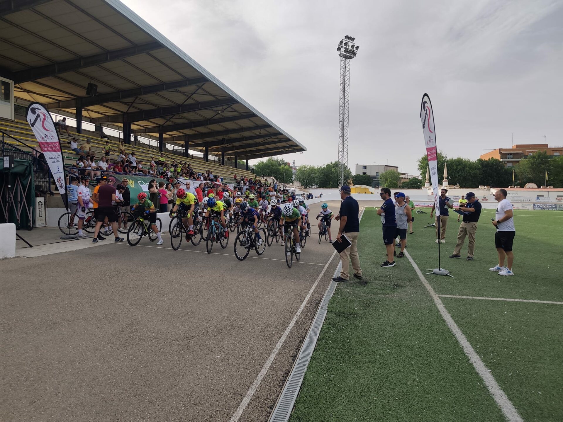 Emoción sobre la pista de ciclismo de Tomelloso en el Trofeo Fco. Javier Cerezo