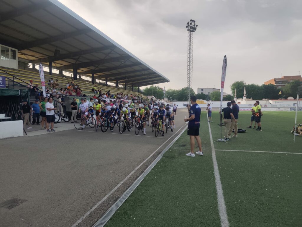 Emoción sobre la pista de ciclismo de Tomelloso en el Trofeo Fco. Javier Cerezo 1 trofeocerezo 3