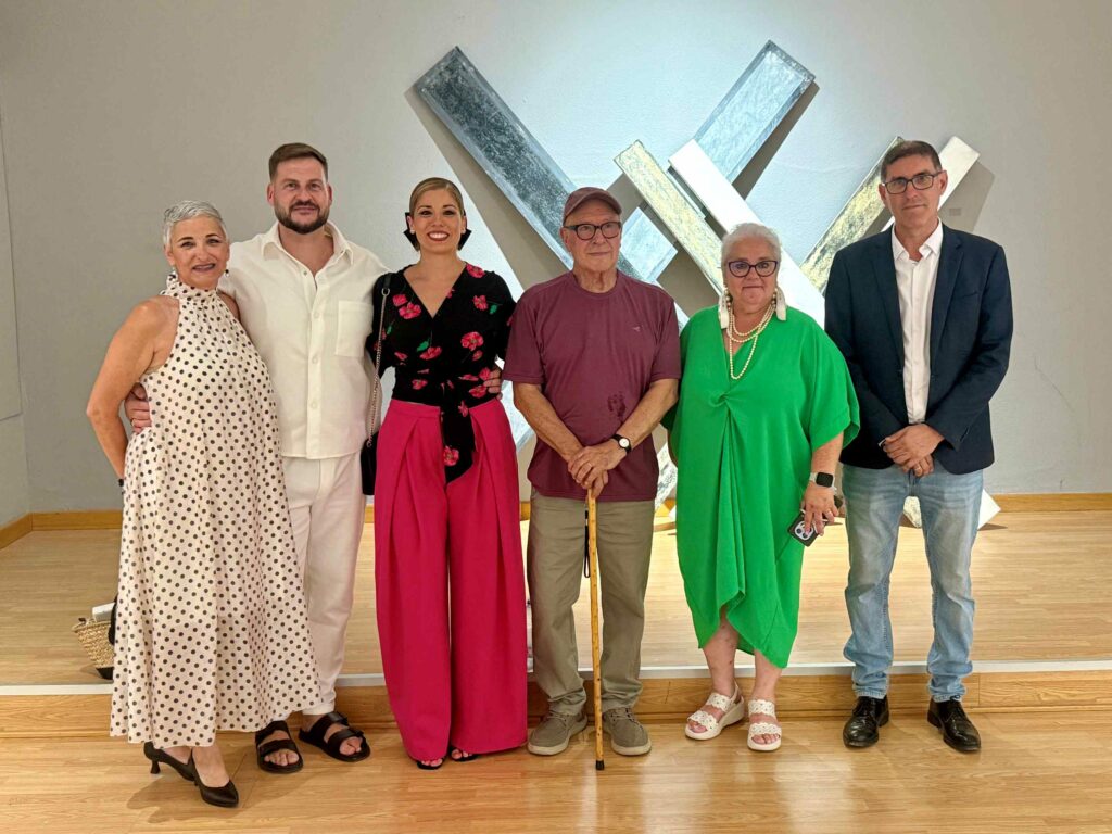 Villacañas recibe con emoción a Santiago Serrano en la inauguración de su primera exposición individual en su localidad natal 8 villacanas serrano 1