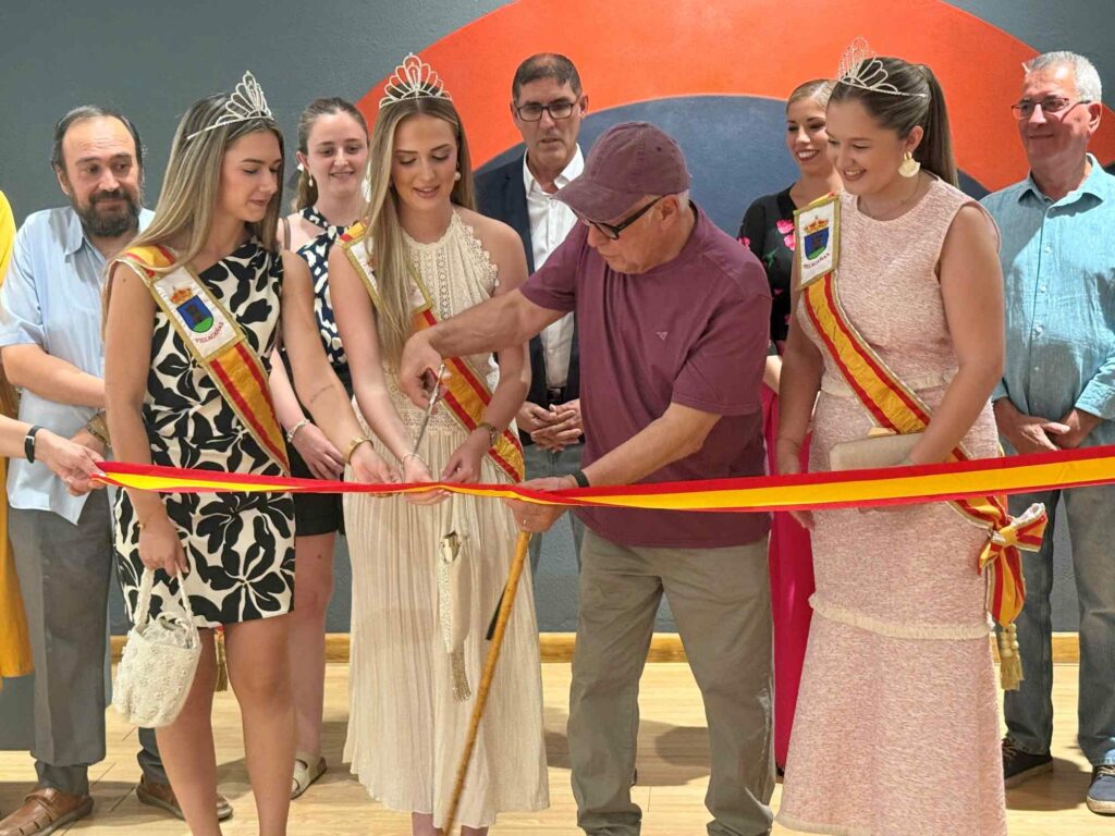 Villacañas recibe con emoción a Santiago Serrano en la inauguración de su primera exposición individual en su localidad natal 5 villacanas serrano 4