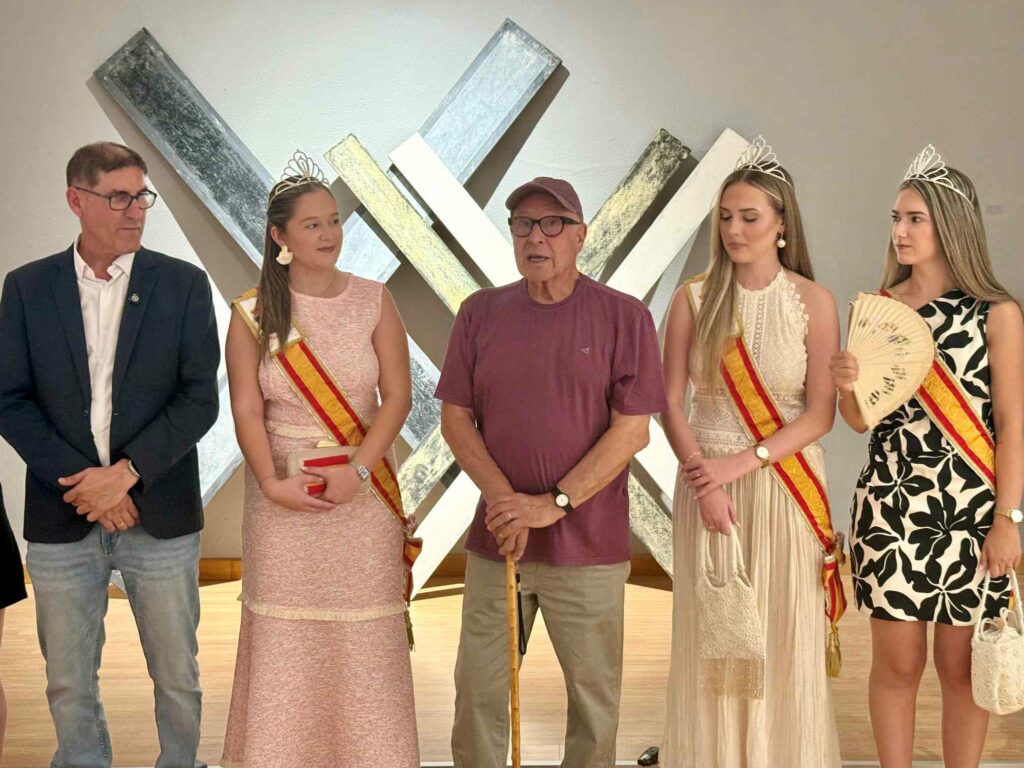 Villacañas recibe con emoción a Santiago Serrano en la inauguración de su primera exposición individual en su localidad natal 3 villacanas serrano 6
