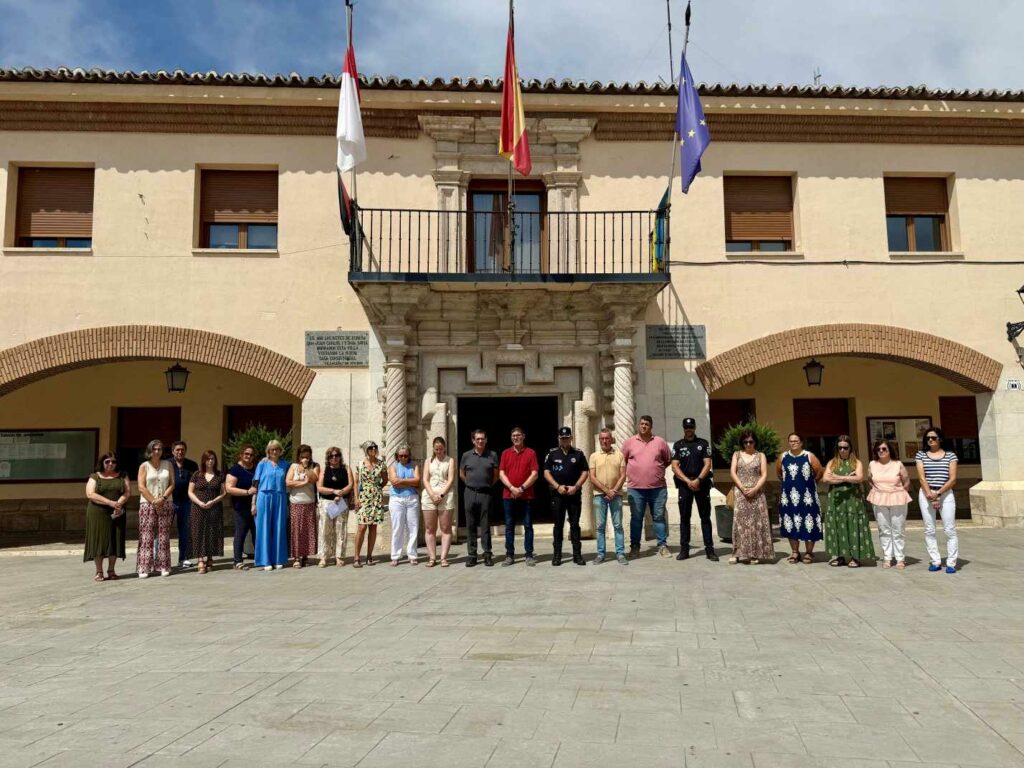 Villacañas guarda un minuto de silencio en recuerdo de las víctimas de la tragedia de Los Gallardos 1 villcanasminutosilencio 2