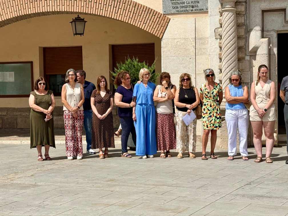 Villacañas guarda un minuto de silencio en recuerdo de las víctimas de la tragedia de Los Gallardos 2 villcanasminutosilencio 3