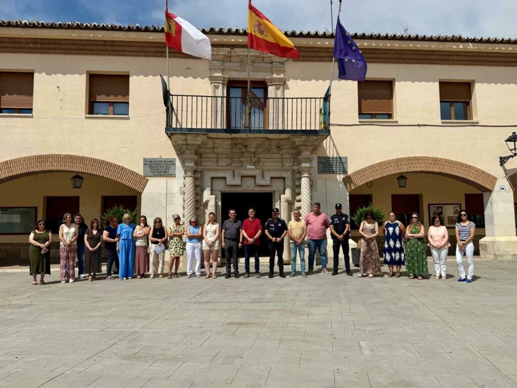 Villacañas guarda un minuto de silencio en recuerdo de las víctimas de la tragedia de Los Gallardos 4 villcanasminutosilencio 5