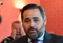 El presidente del PP de Castilla-La Mancha, Paco Nuñez, felicita a Javier Navarro y a su equipo por la organización de las celebraciones y pone en valor el peso de la viticultura en la economía regional El presidente del PP de Castilla-La Mancha, Paco Nuñez, felicita a Javier Navarro y a su equipo por la organización de las celebraciones y pone en valor el peso de la viticultura en la economía regional