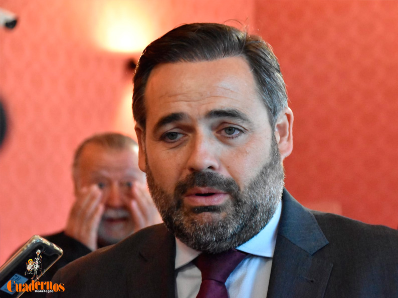 El presidente del PP de Castilla-La Mancha, Paco Nuñez, felicita a Javier Navarro y a su equipo por la organización de las celebraciones y pone en valor el peso de la viticultura en la economía regional