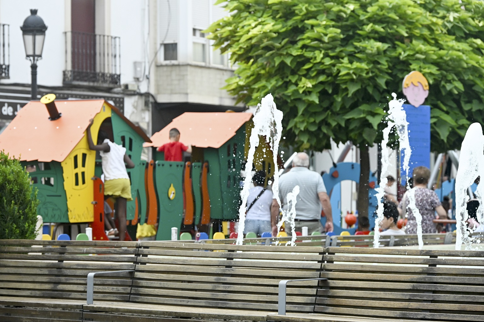 Abierta la zona de juegos infantiles de la plaza de España