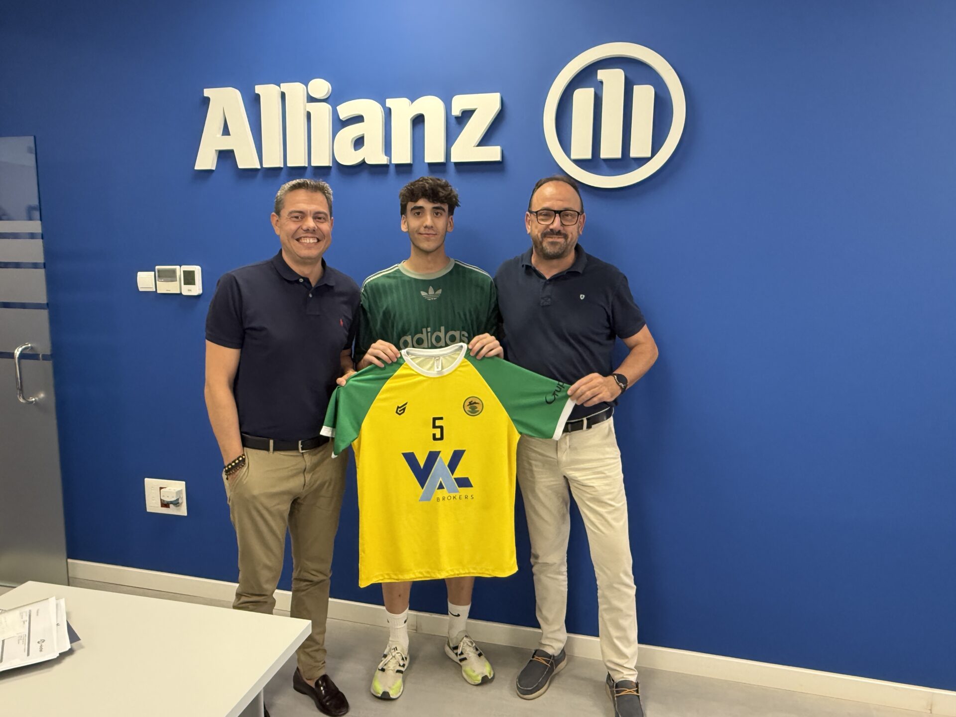 Alonso Cobo seguirá dirigiendo el juego del Val Brokers C.B. Tomelloso una temporada más