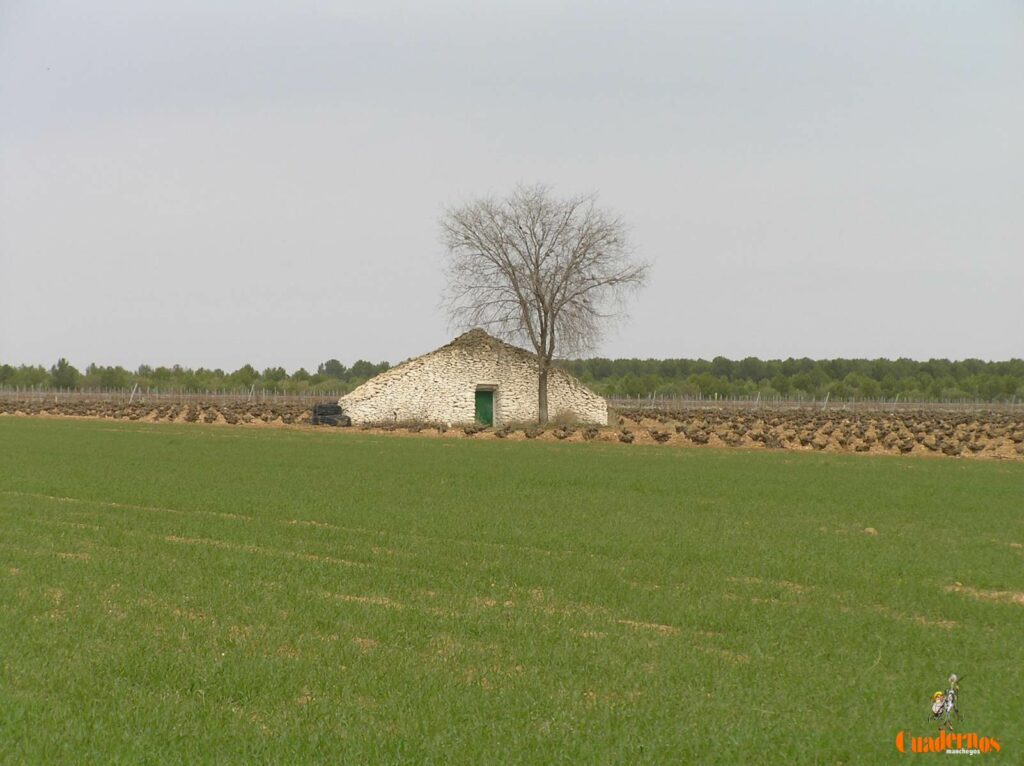 Las casas blancas que aún resisten en la llanura de Tomelloso 2 Las casas blancas que aún resisten en la llanura de Tomelloso
