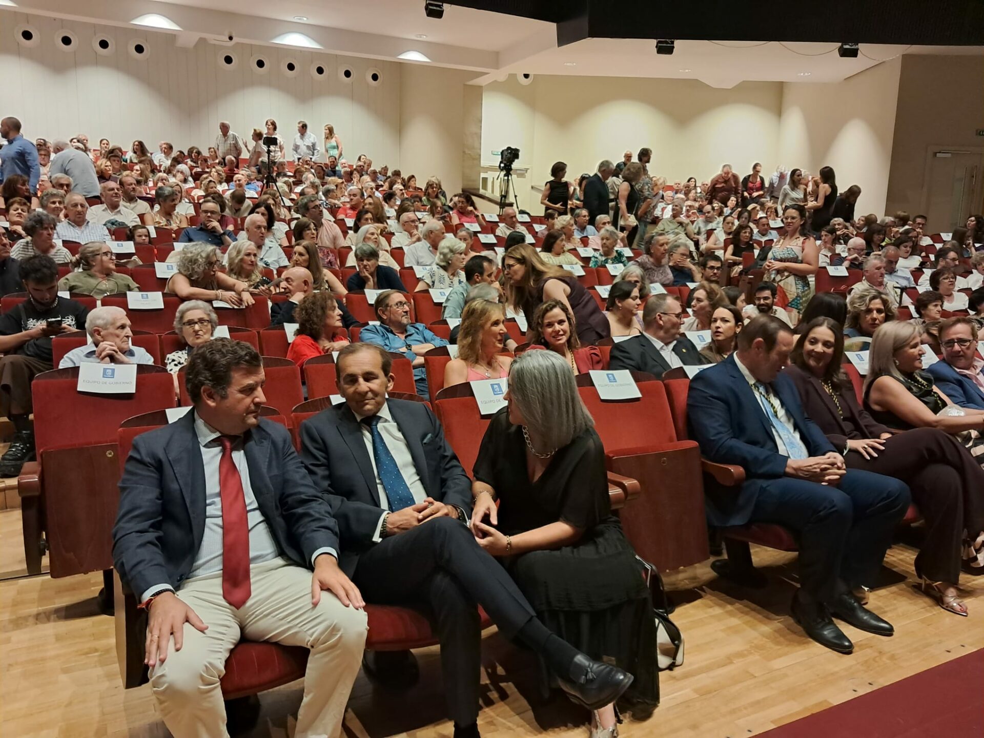 Chamorro acompaña a los concejales de VOX de Tomelloso en la entrega de los Viñadores 2026
