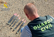 La Guardia Civil neutraliza seis cohetes granífugos localizados en el interior de una vivienda de Pétrola La Guardia Civil neutraliza seis cohetes granífugos localizados en el interior de una vivienda de Pétrola