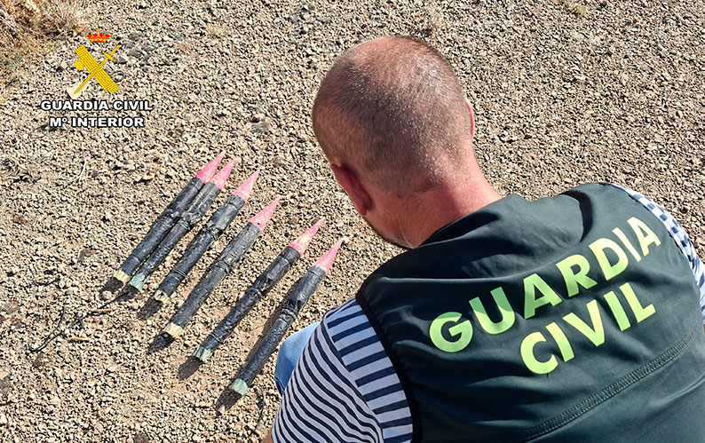 La Guardia Civil neutraliza seis cohetes granífugos localizados en el interior de una vivienda de Pétrola
