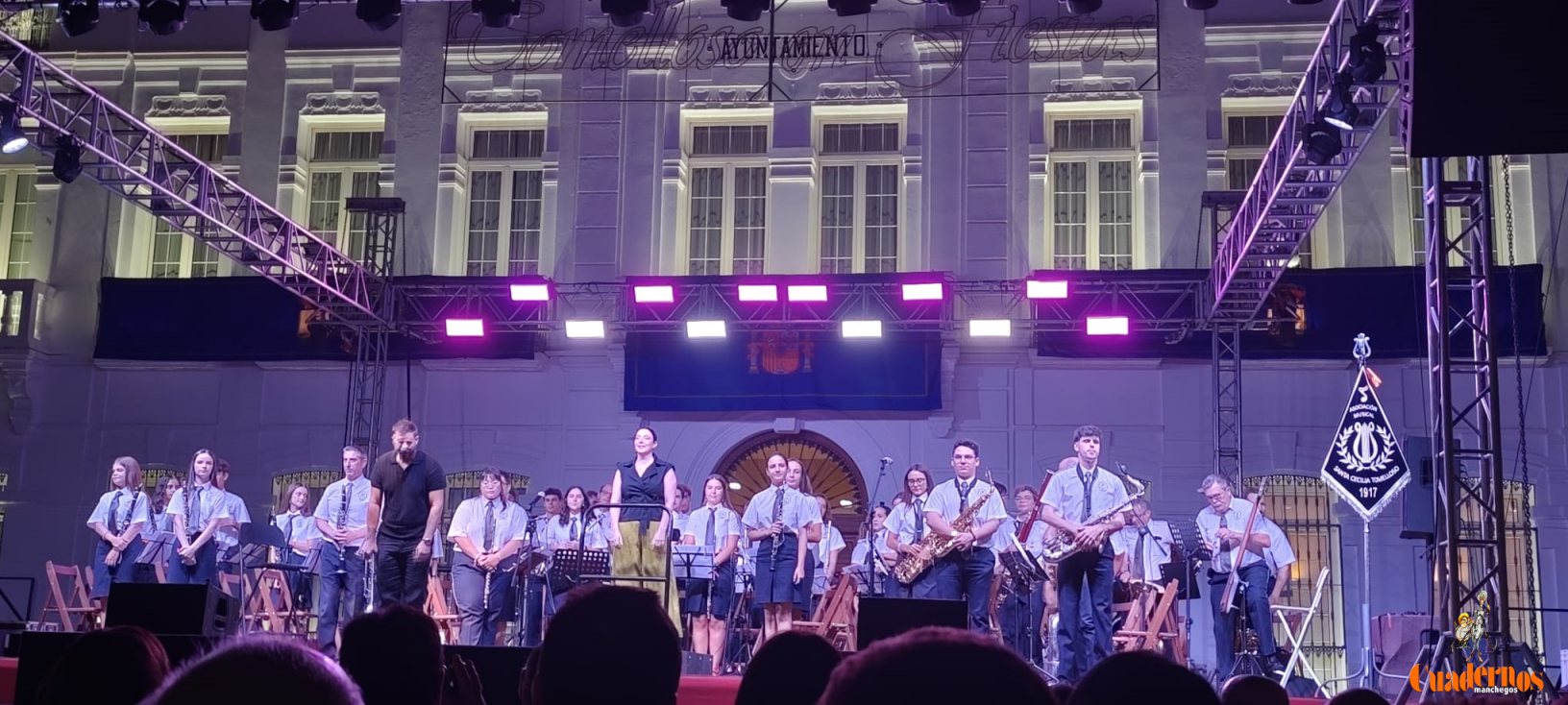 La Plaza de España de Tomelloso se rinde a la música con el concierto de Santa Cecilia y el virtuosismo de Rubén Simeó