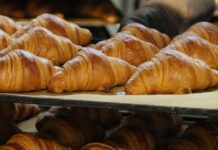 Del croissant al mollete y al chocolate con churros: así desayunan los turistas que visitan Madrid en verano Del croissant al mollete y al chocolate con churros: así desayunan los turistas que visitan Madrid en verano