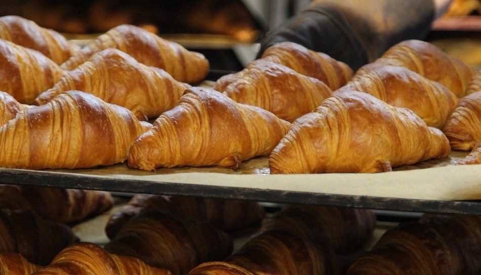 Del croissant al mollete y al chocolate con churros: así desayunan los turistas que visitan Madrid en verano 1 croissant