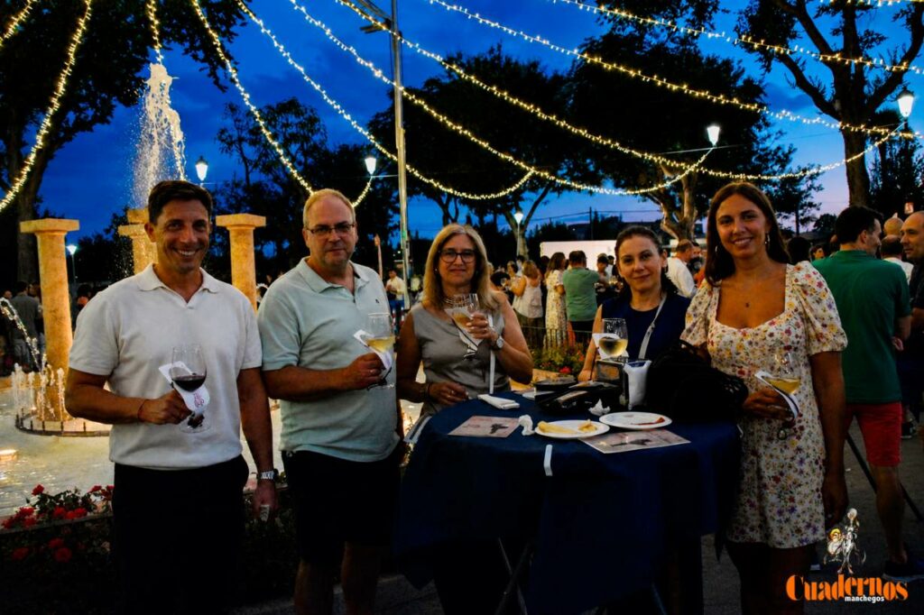 Tomelloso desafía al calor y llena de ambiente la primera noche de su XIV Fiesta del Vino 3 decimocuarta fiesta del vino 02