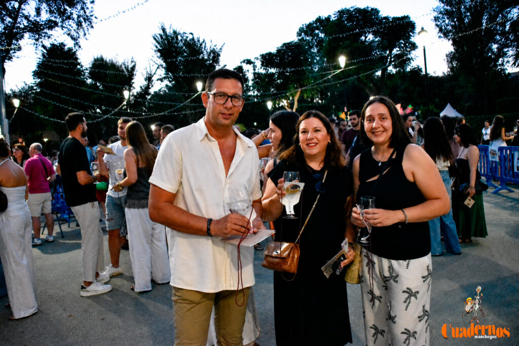Tomelloso desafía al calor y llena de ambiente la primera noche de su XIV Fiesta del Vino 5 decimocuarta fiesta del vino 04