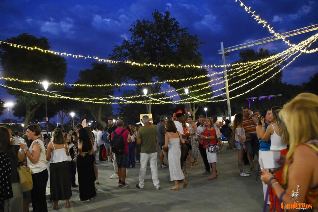 Tomelloso desafía al calor y llena de ambiente la primera noche de su XIV Fiesta del Vino 8 decimocuarta fiesta del vino 07