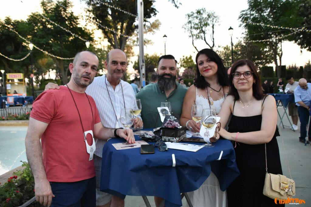 Tomelloso desafía al calor y llena de ambiente la primera noche de su XIV Fiesta del Vino 24 decimocuarta fiesta del vino 23