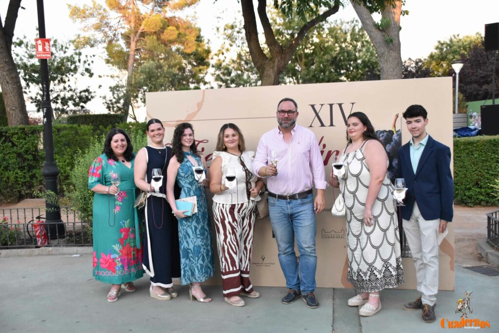 Tomelloso desafía al calor y llena de ambiente la primera noche de su XIV Fiesta del Vino 40 decimocuarta fiesta del vino 39