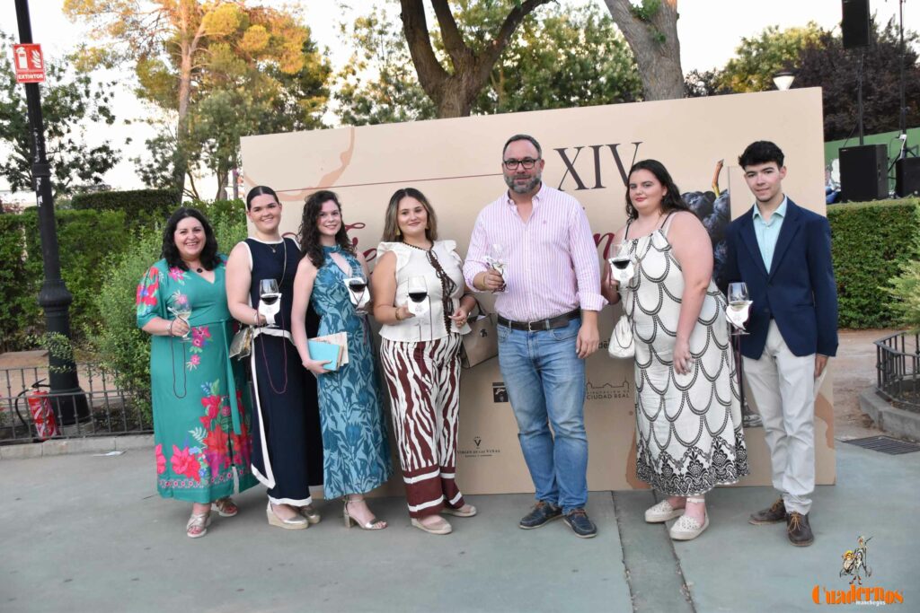 Tomelloso desafía al calor y llena de ambiente la primera noche de su XIV Fiesta del Vino 41 decimocuarta fiesta del vino 40