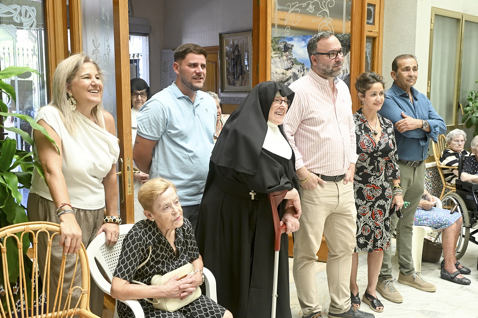 El alcalde visita la residencia San Víctor para felicitar las fiestas a usuarios y trabajadores
