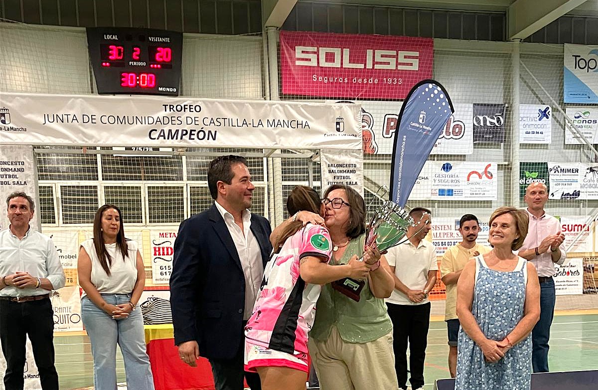 El BM Soliss Pozuelo conquista el Trofeo Junta de Comunidades de Castilla-La Mancha 1 El Gobierno de Castilla-La Mancha ha aumentado más de un 50 por ciento las ayudas a clubes femeninos para garantizar la igualdad en el deporte