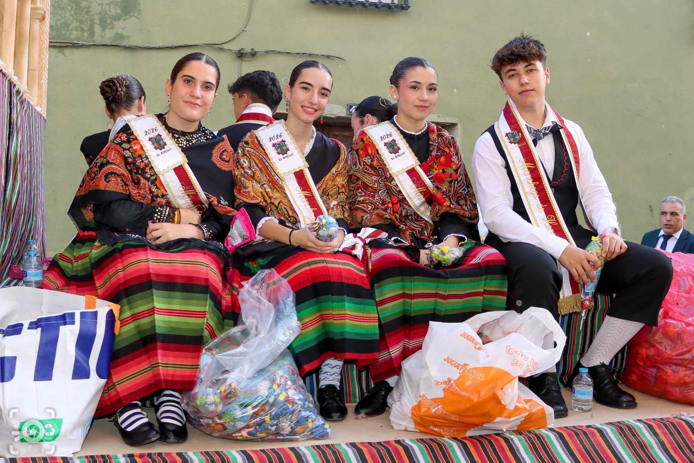 La Feria de El Bonillo arranca sin chupinazo pero con música, carrozas y ambiente festivo en las calles