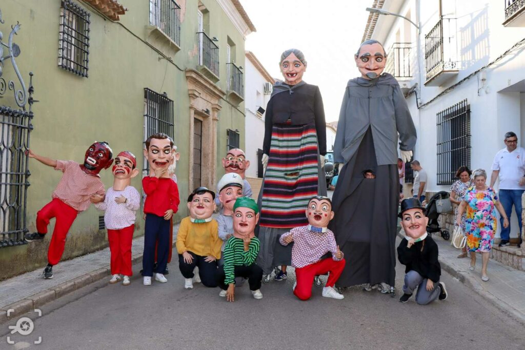 La Feria de El Bonillo arranca sin chupinazo pero con música, carrozas y ambiente festivo en las calles 8 elbonilloferia 9
