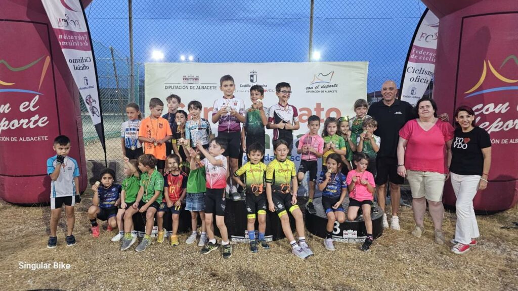 Los escolares del ciclismo ofrecen una exhibición de técnica sobre la pista de Villarrobledo 1 escolares ciclismo villarrobledo 2