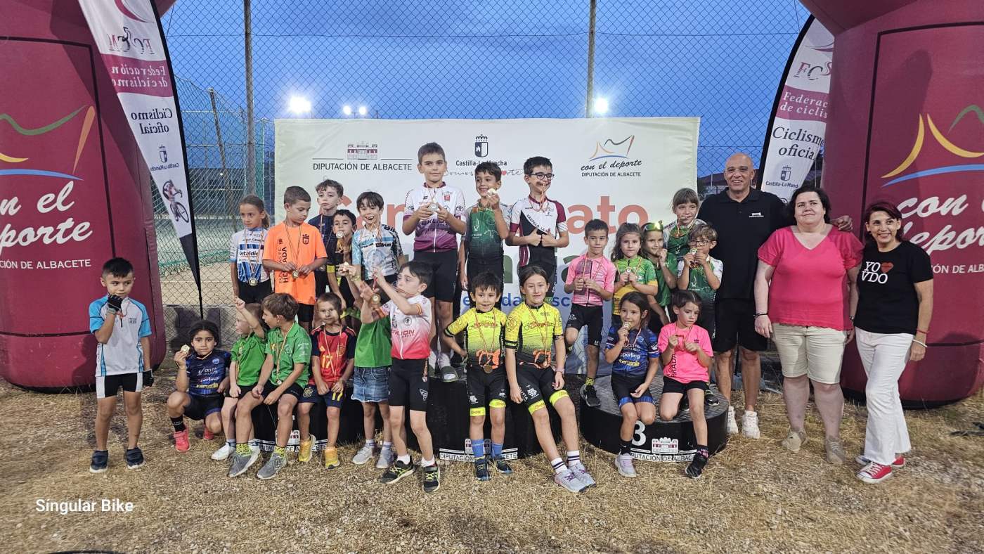 Los escolares del ciclismo ofrecen una exhibición de técnica sobre la pista de Villarrobledo