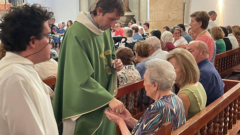 La fe y el acompañamiento a los mayores protagonizan una emotiva eucaristía con unción de enfermos en Tomelloso 6 La fe y el acompañamiento a los mayores protagonizan una emotiva eucaristía con unción de enfermos en Tomelloso