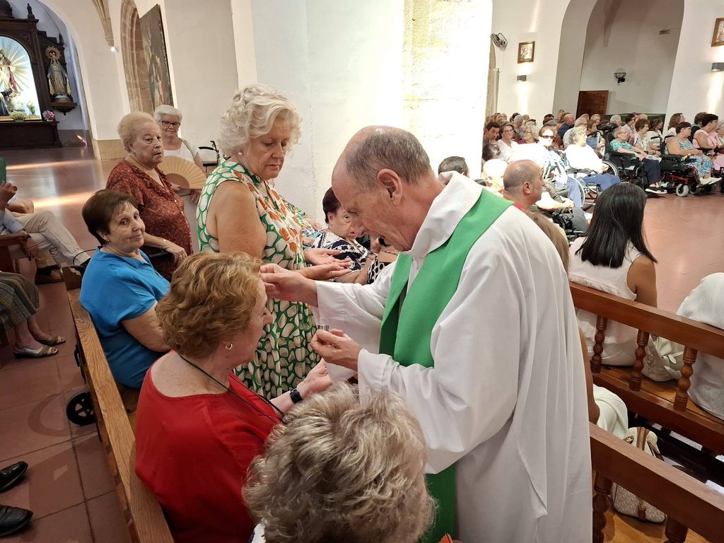 La fe y el acompañamiento a los mayores protagonizan una emotiva eucaristía con unción de enfermos en Tomelloso 5 fe acompanamiento virgen vinas 4