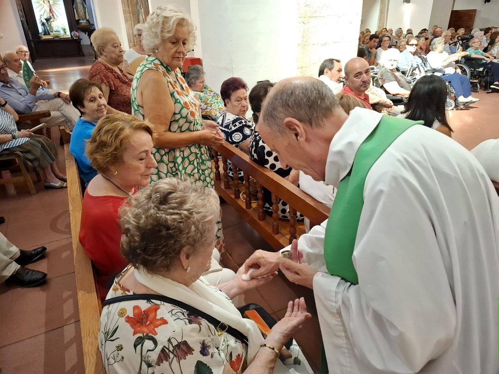 La fe y el acompañamiento a los mayores protagonizan una emotiva eucaristía con unción de enfermos en Tomelloso 4 fe acompanamiento virgen vinas 5