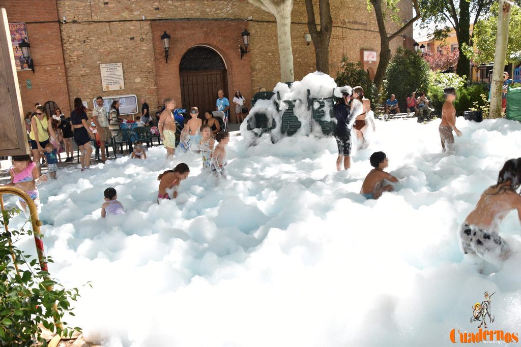La espuma vuelve a inundar de diversión el Paseo de las Moreras en la Feria de Tomelloso 15 fiesta espuma feria tomelloso 01