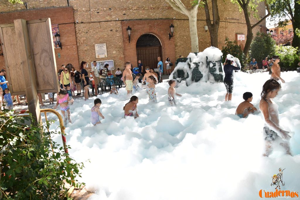 La espuma vuelve a inundar de diversión el Paseo de las Moreras en la Feria de Tomelloso 14 fiesta espuma feria tomelloso 02