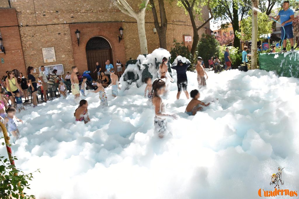 La espuma vuelve a inundar de diversión el Paseo de las Moreras en la Feria de Tomelloso 13 fiesta espuma feria tomelloso 03