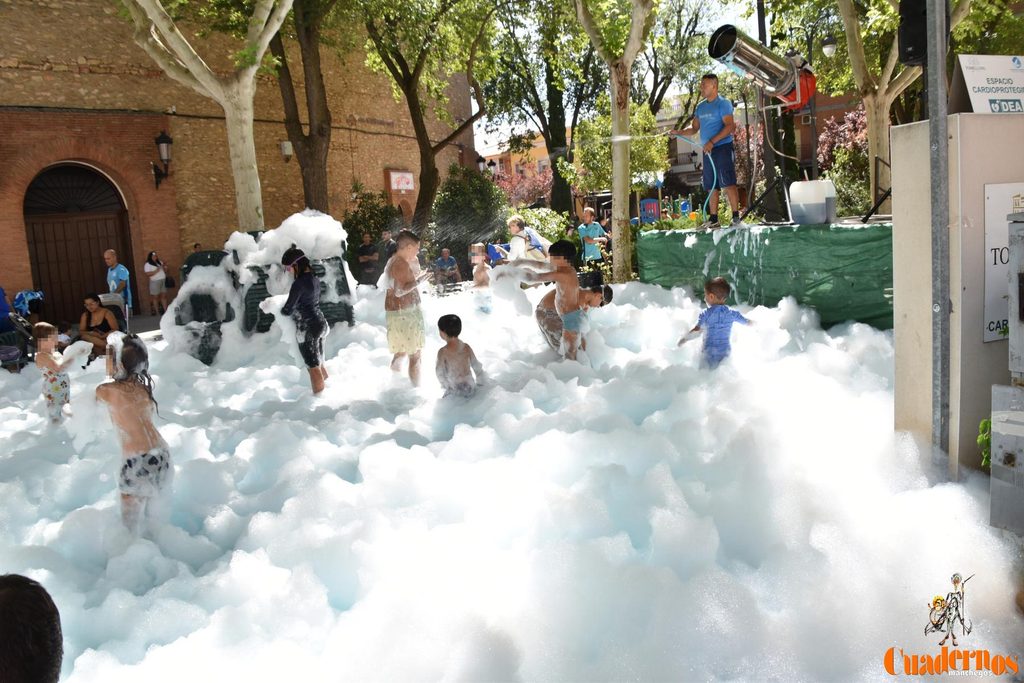 La espuma vuelve a inundar de diversión el Paseo de las Moreras en la Feria de Tomelloso 11 fiesta espuma feria tomelloso 05