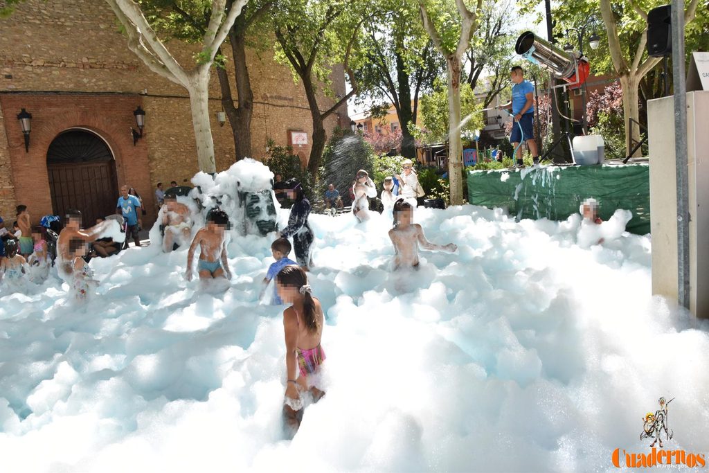 La espuma vuelve a inundar de diversión el Paseo de las Moreras en la Feria de Tomelloso 6 fiesta espuma feria tomelloso 10