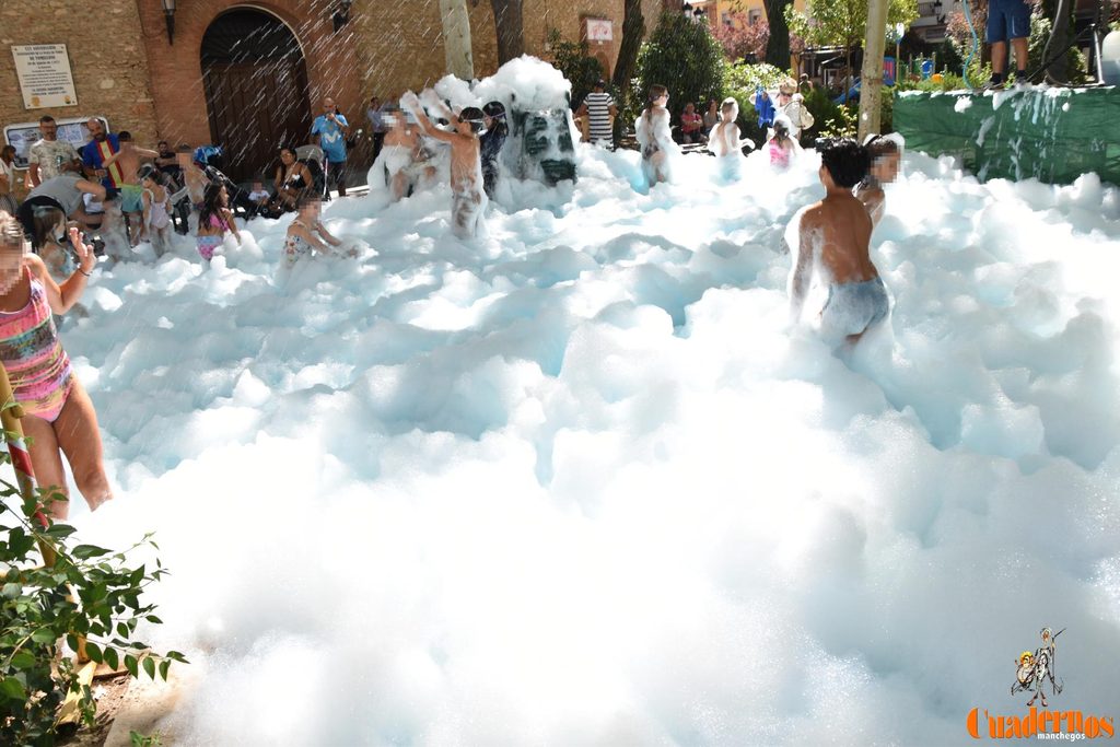 La espuma vuelve a inundar de diversión el Paseo de las Moreras en la Feria de Tomelloso 4 fiesta espuma feria tomelloso 12