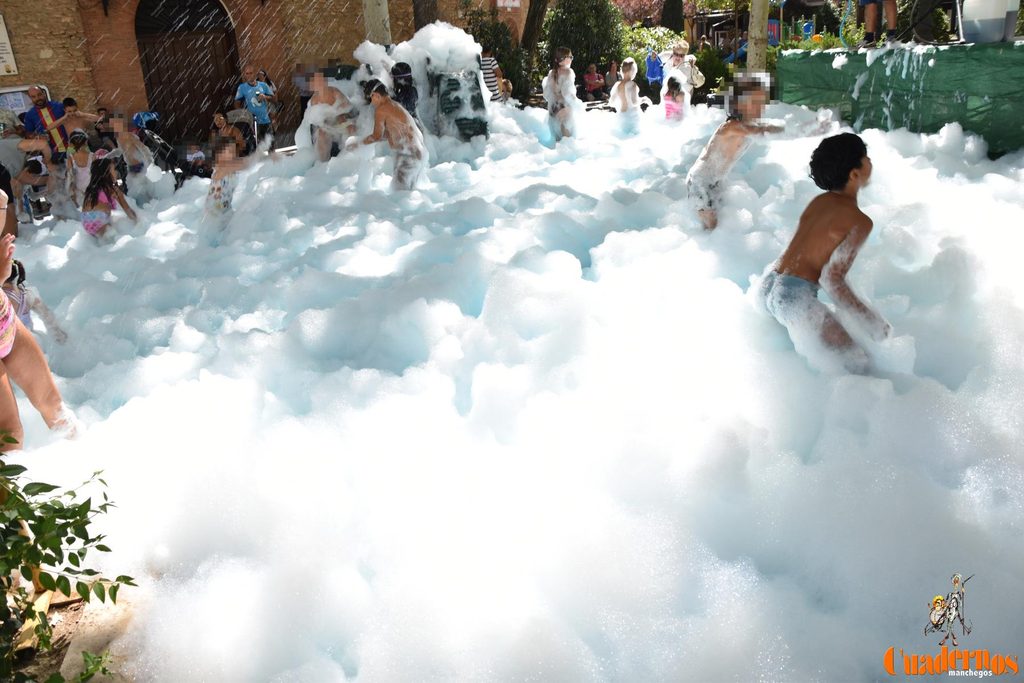 La espuma vuelve a inundar de diversión el Paseo de las Moreras en la Feria de Tomelloso 3 fiesta espuma feria tomelloso 13