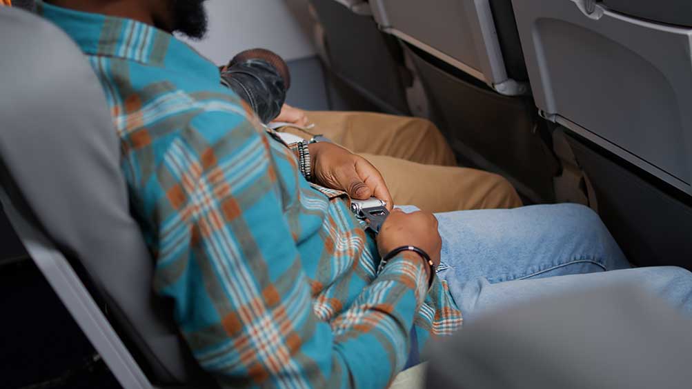 Tus piernas también se van de vacaciones: cómo evitar la pesadez y la hinchazón en los viajes largos