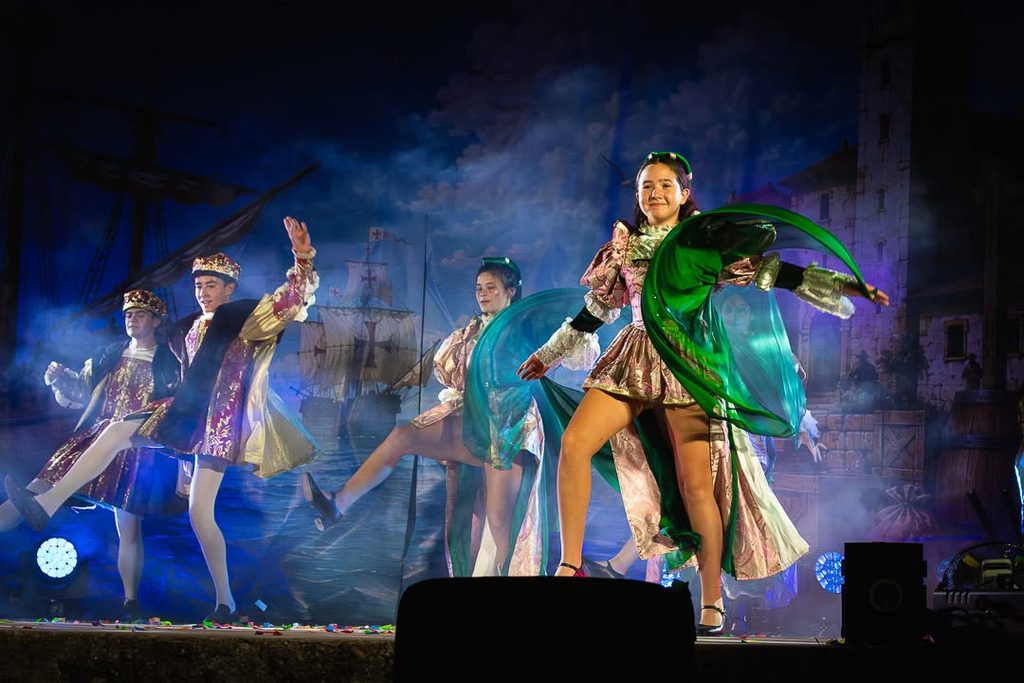 «La Máquina del Tiempo» conquista el Auditorio de Verano de Argamasilla de Alba con música, humor y esencia cervantina 33 maquinadeltiempoargamasilla 10