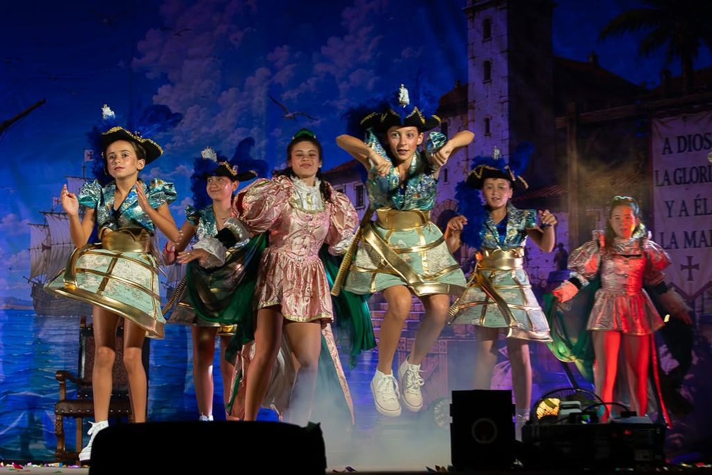 «La Máquina del Tiempo» conquista el Auditorio de Verano de Argamasilla de Alba con música, humor y esencia cervantina 29 maquinadeltiempoargamasilla 14